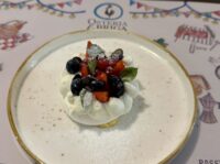 Pavlolva con crema pasticcera e frutti di bosco